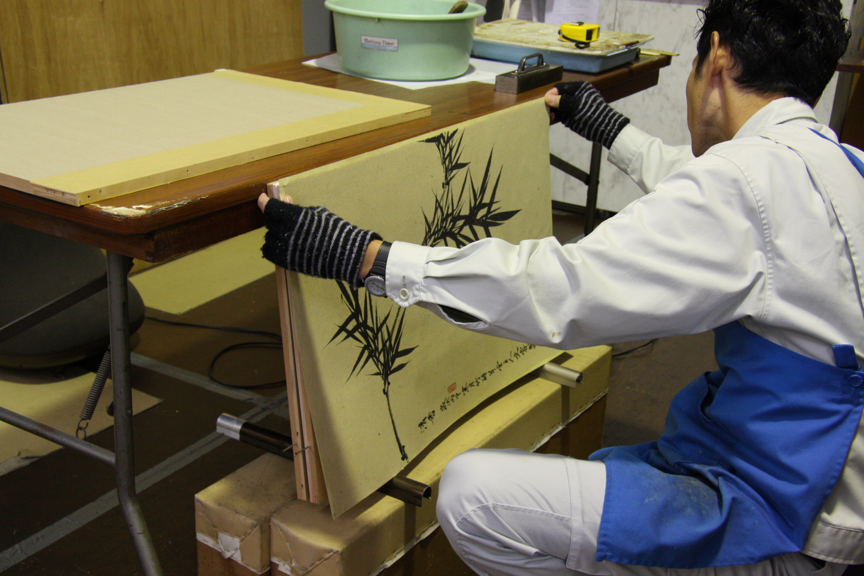 絵屏風を作る職人の様子