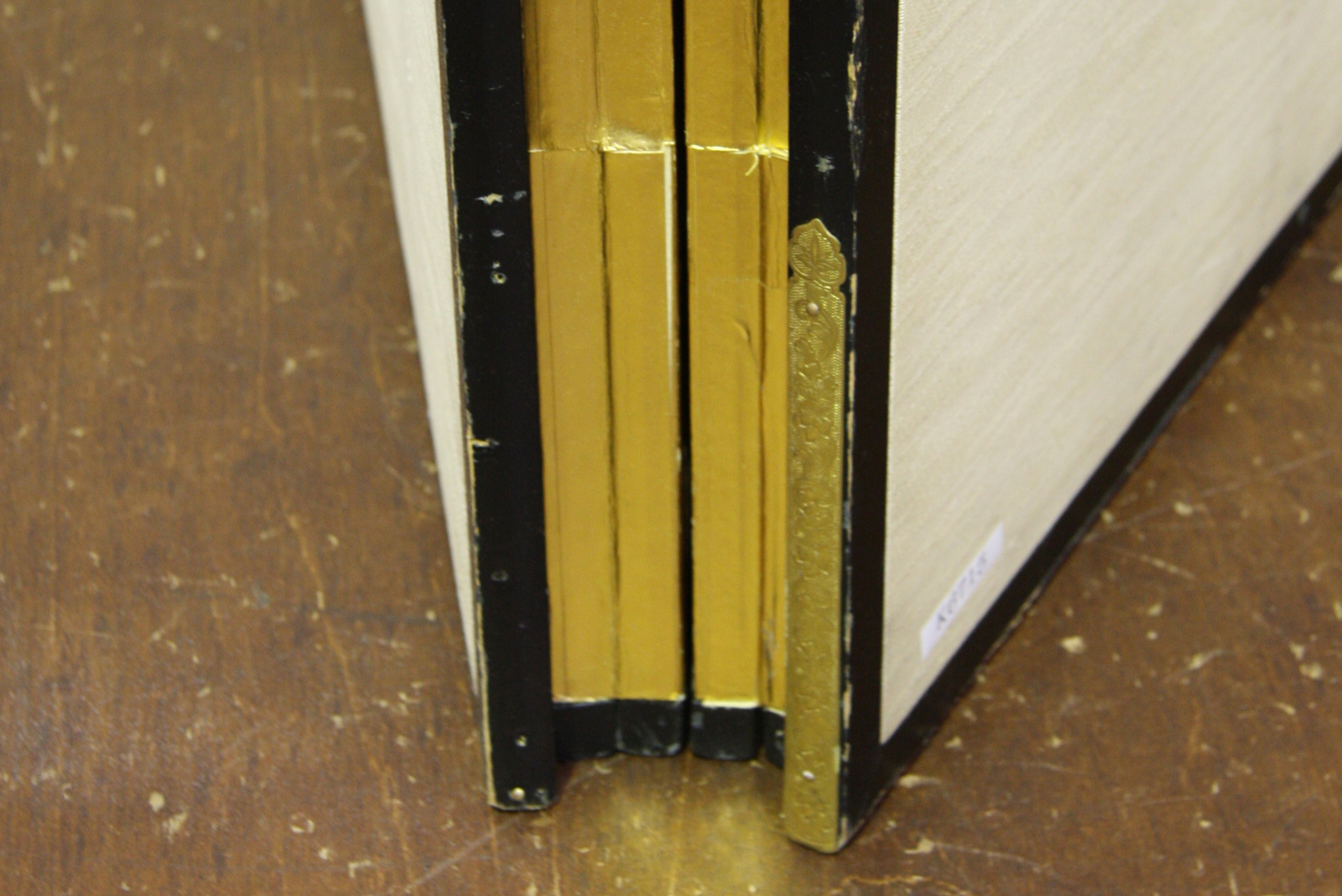 金具が外れた金屏風の隅